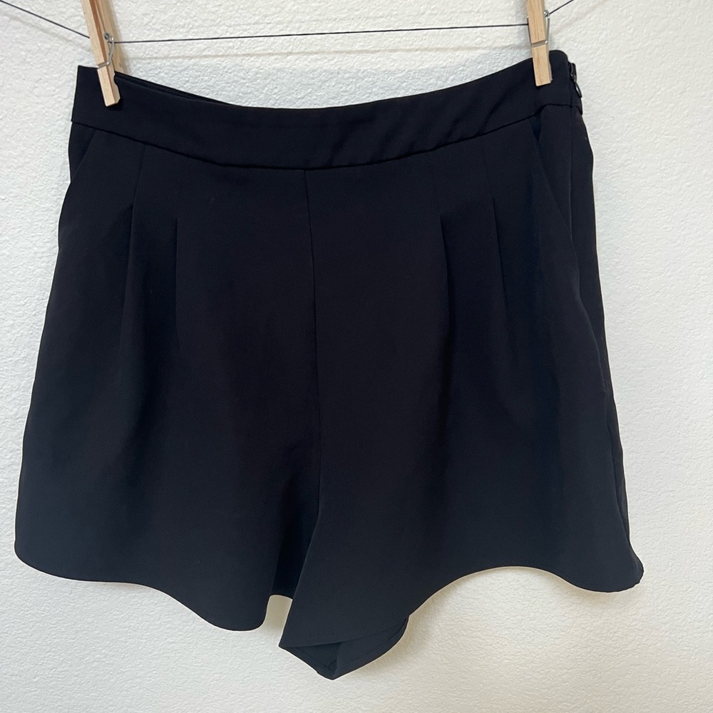 Topshop • Cherry Pleated High Waisted Shorts black US 6